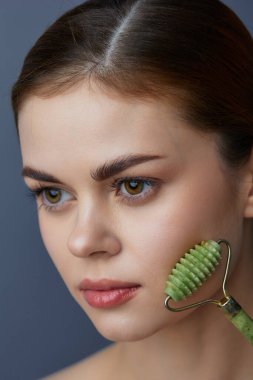 Kadın masaj meraklısı, yaşlanma önleyici yüz tedavisi izole edilmiş.