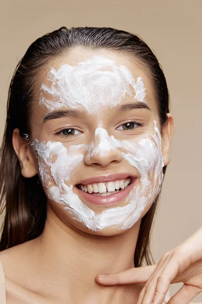 Morena mascarilla crema limpia piel facial exfoliante aislado fondo —  Fotos de Stock