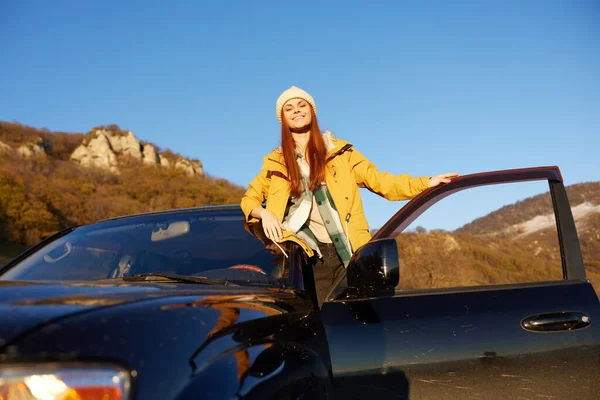 Mujer turista coches viaje a las montañas paisaje viaje aire fresco — Foto de Stock