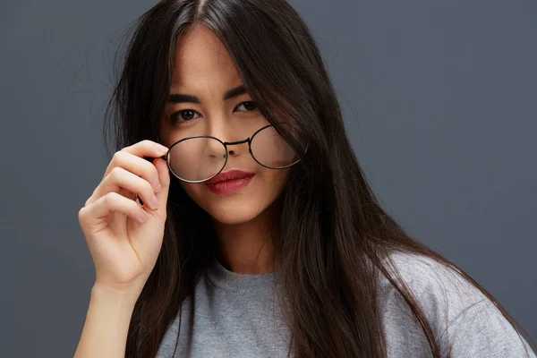 Όμορφη γυναίκα γυαλιά στο πρόσωπο μόδας lifestyle γκρι t-shirt Lifestyle — Φωτογραφία Αρχείου