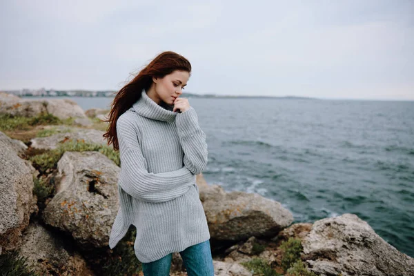 Ritratto di una donna maglioni mare nuvoloso ammirando la natura inalterata — Foto Stock