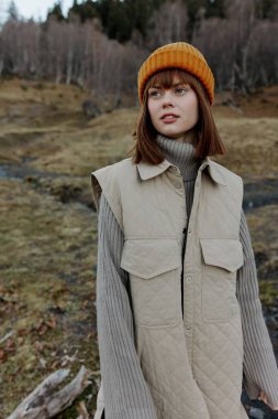 Sonbahar elbiseli kadın doğa ağaçları yaşam tarzını değiştirir.