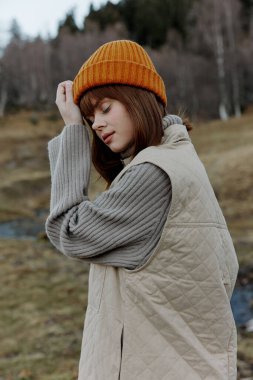 Yaprakları olmayan turist ağaçları temiz hava ile seyahat eder.