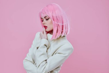 Güzel, modaya uygun, modern tarz pembe saçlı, kırmızı dudaklı, arka planda değişiklik yok.