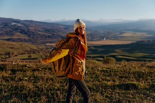 Frau Reisende Backpacking Reise in die Berglandschaft Frische Luft — Stockfoto