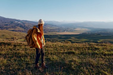 Kadın turist manzara dağlarına hayran, doğa temiz hava.