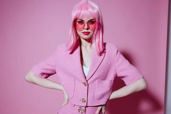 ポジティブな若い女性明るいメイクピンクの髪の魅力スタイリッシュなガラスの色の背景変更なし — ストック写真
