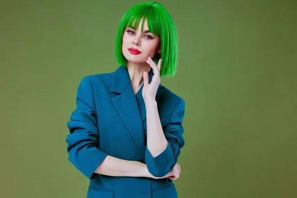 Νεαρή γυναίκα Glamor πράσινη περούκα κόκκινα χείλη μπλε σακάκι μοντέλο στούντιο αναλλοίωτη — Φωτογραφία Αρχείου