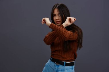 Genç kadın eğlenceli kahverengi süveter gündelik kıyafet stüdyo modeli