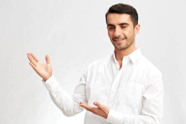 Beyaz gömlekli yakışıklı adam el hareketi fotokopi işi ve ofis konsepti