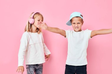 Gençler eğlence için dans ediyor pembe arka plan