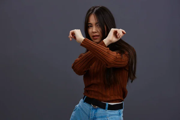 Fiatal nő szórakozás barna pulóver pózol alkalmi viselet stúdió modell — Stock Fotó