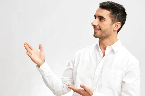 Man wit shirt poseren hand gebaar emoties elegante stijl — Stockfoto