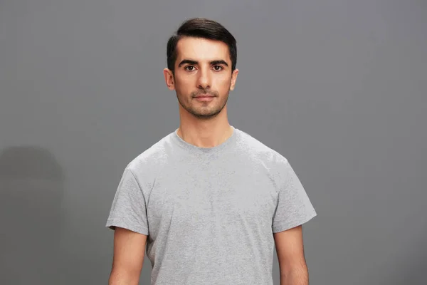 Homme casual porter gris t-shirt fun mode fond gris — Photo