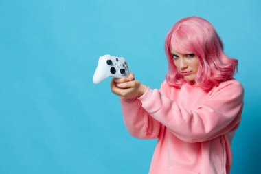 Pembe sweatshirt 'lü güzel bir kadın eğlendirici bir manzara.