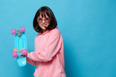 Genç kadın kaykay duyguları gençlik tarzı yaşam tarzı