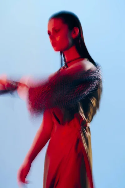 Gyönyörű nő piros fény ezüst páncél lánc mail divat Életmód változatlan — Stock Fotó