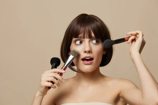 Retrato mulher brushe cosméticos atraente olhar posando corte vista — Fotografia de Stock