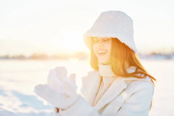 Güzel bir kadın kızıl saçlı kar tarlası kışlık giysiler güneşli kış günü yaşam tarzı — Stok fotoğraf