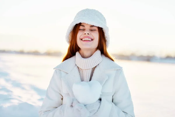 Hermosa mujer invierno tiempo nieve posando naturaleza resto aire fresco —  Fotos de Stock