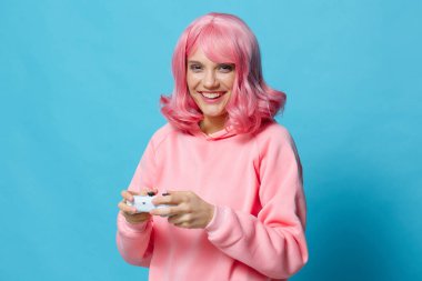 Oyunun elinde joystick 'i olan bir kadın portresi. Yaşam tarzı pozu veriyor.