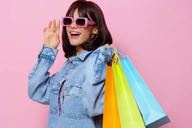 Mağazada alışveriş yapan genç bir kadın eğlence sektörü yaşam tarzı modası