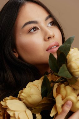 Genç bayan sarı çiçek buketi zarif moda izole edilmiş arka plan