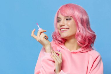 kadın dudak parlatıcısı makyaj pembe saç izole arka plan