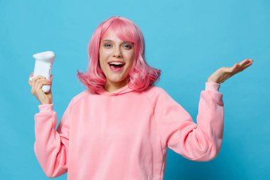 Oyunun elinde joystick 'i olan genç bir kadın izole edilmiş arka plan pozu veriyor.