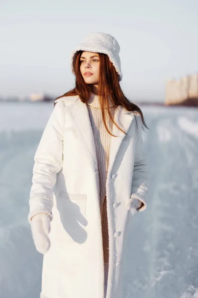 Vacker kvinna vinter väder snö poserar natur vila Livsstil — Stockfoto