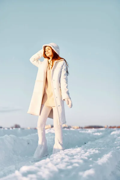 Vacker kvinna rött hår snö fält vinter kläder Livsstil — Stockfoto