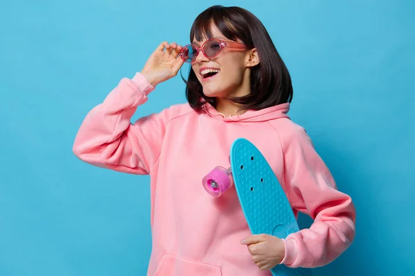 핑크 스웨터를 입고 스케이트 보드 엔터 테인 먼 트를 즐기고 있는 여성의 모습 — 스톡 사진