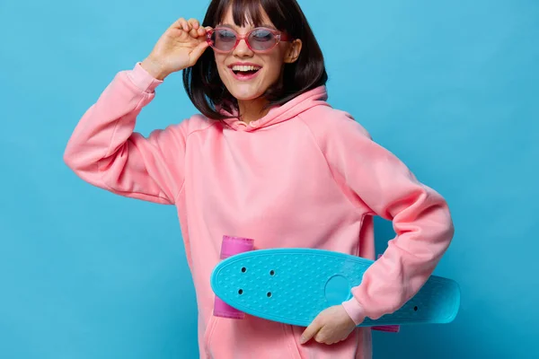 Kvinna tonåring skateboard känslor ungdom stil livsstil mode — Stockfoto