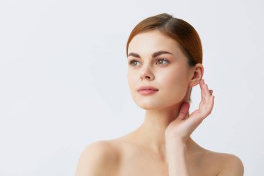 Güzel bir kadın. Çıplak omuzlar. Saf cilt cazibesi.