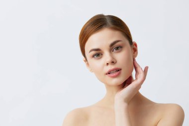 Çıplak omuzlu, gülümseyen kadın. Cilt cazibesi. Yakın plan yaşam tarzı.