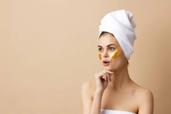 Mooie vrouw huidverzorging gezicht vlekken blote schouders hygiëne geïsoleerde achtergrond — Stockfoto