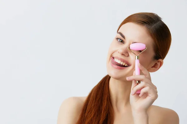 Όμορφη γυναίκα ροζ χαλαζία roller περιποίηση δέρματος μασάζ γυμνοί ώμοι close-up Lifestyle — Φωτογραφία Αρχείου