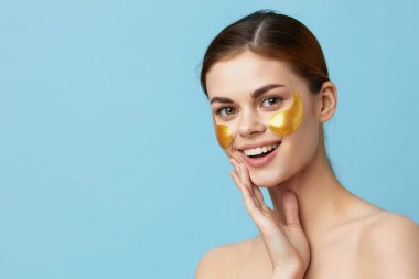 Portre kadını gençleştirme cilt bakımını mavi duştan sonra eğlenceli hale getiriyor.