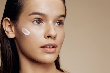 Yüz makyajında beyaz maske kullanarak kadın cilt bakımı