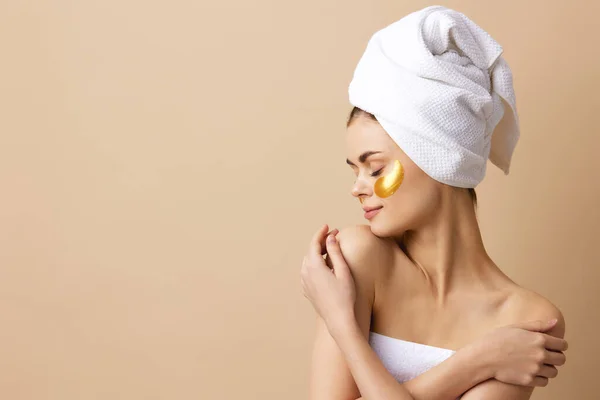 Potret wanita tambalan emas di wajah dengan handuk di kepala close-up Lifestyle — Stok Foto