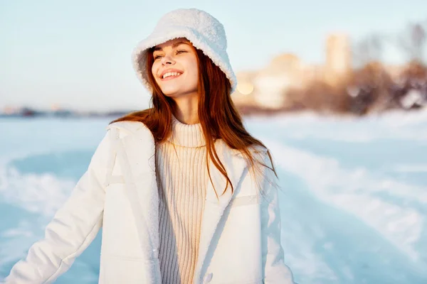 Vacker kvinna vinter kläder promenad snö kall semester resor — Stockfoto
