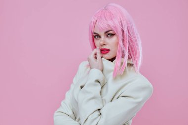 Pozitif genç kadın pembe saç modelini değiştirmemiş.