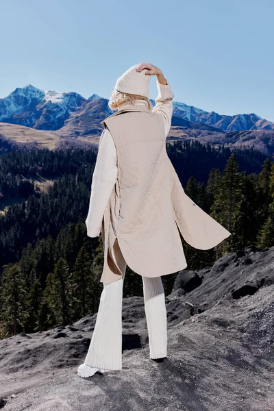 Stylowa kobieta moda okulary góra szczyt natura wolność relaks — Zdjęcie stockowe