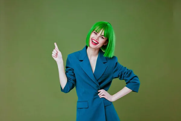 Ομορφιά Μόδα γυναίκα φορώντας ένα πράσινο περούκα μπλε σακάκι με φόντο το χρώμα αμετάβλητη — Φωτογραφία Αρχείου