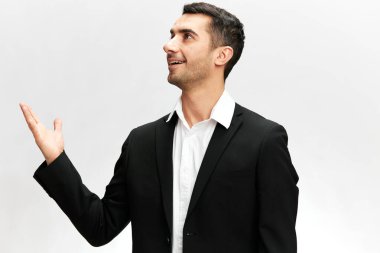 Modern takım elbiseli yakışıklı bir adam. Kendine güveni tam. Resmi olarak izole edilmiş.