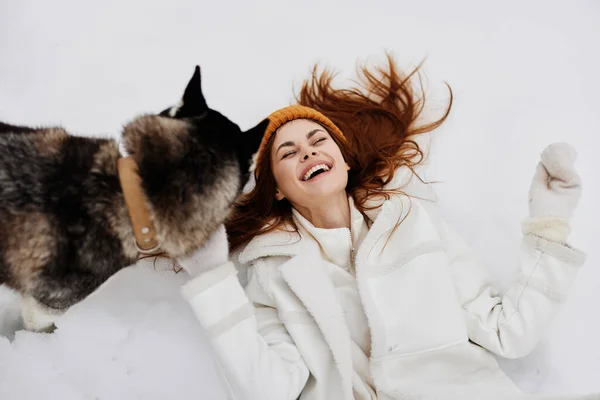 Žena ve sněhu hrát se psem zábava přátelství zimní dovolená — Stock fotografie