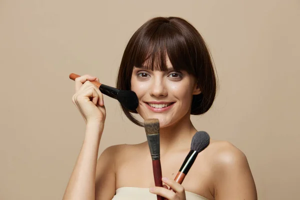 Ritratto donna sorriso spazzole fascino taglio di capelli corto primo piano Stile di vita — Foto Stock