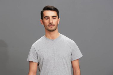 Neşeli adam eğlenceli gri tişört el hareketi kırpılmış manzara