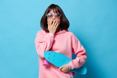 Güzel kadın kaykay duyguları gençlik tarzı yaşam tarzı