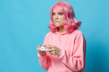 Oyun elinde joystickle güzel bir kadın Kesilmiş manzara poz veriyor